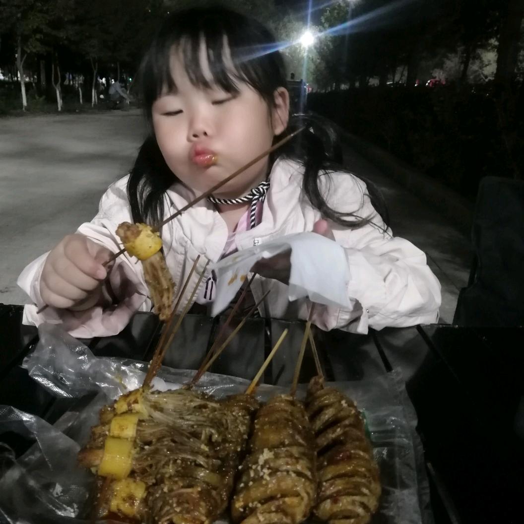 妍妍奶奶玩抖音。
