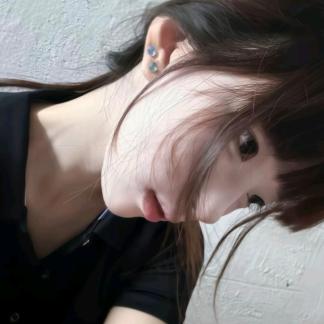 斓曦>.<