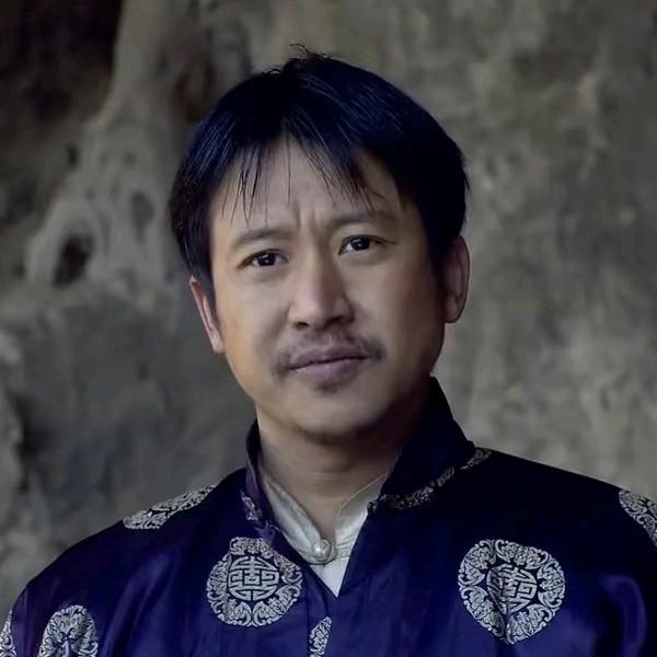 装忧郁转身掉进鸡圈压死鸡被爸妈暴打