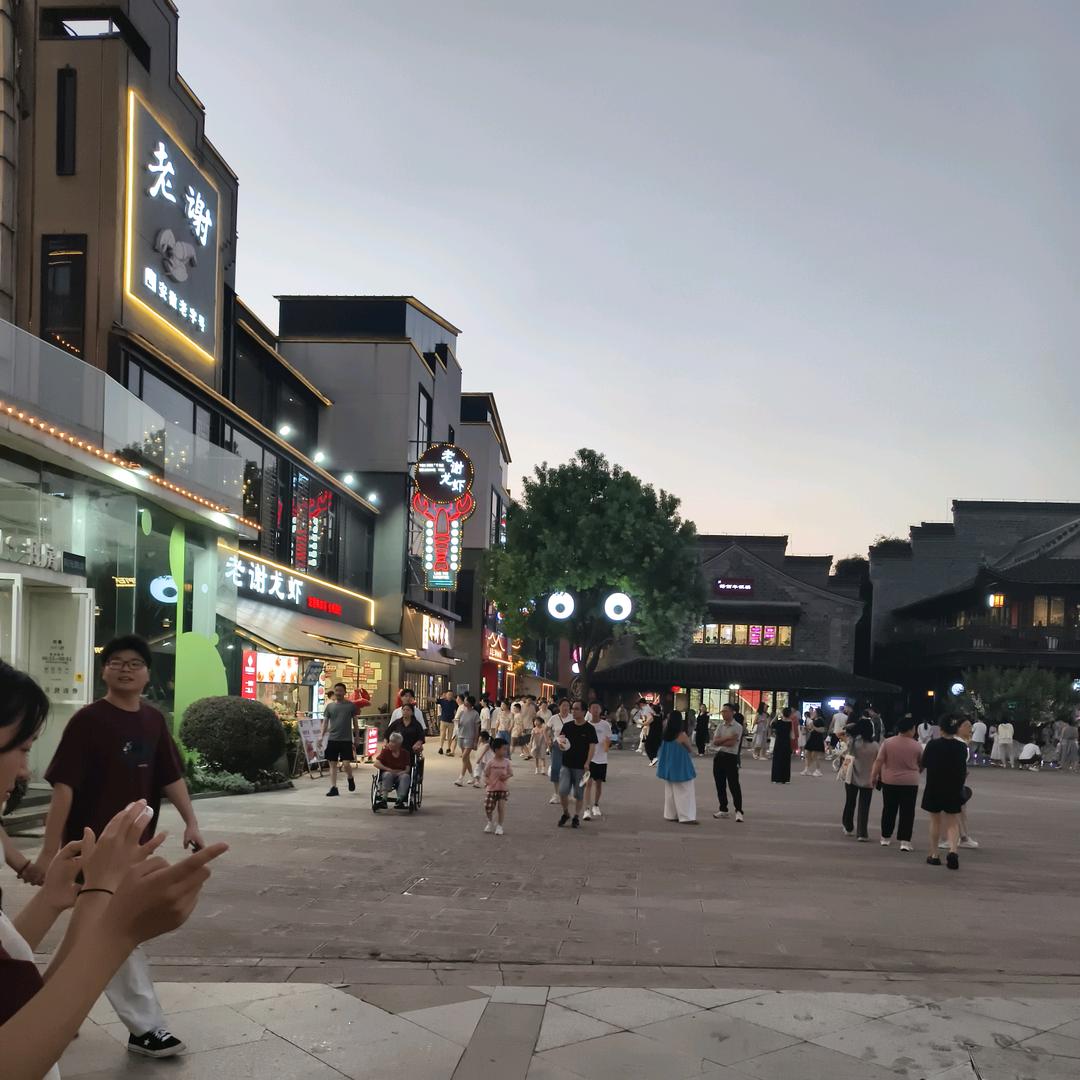 小城孤影