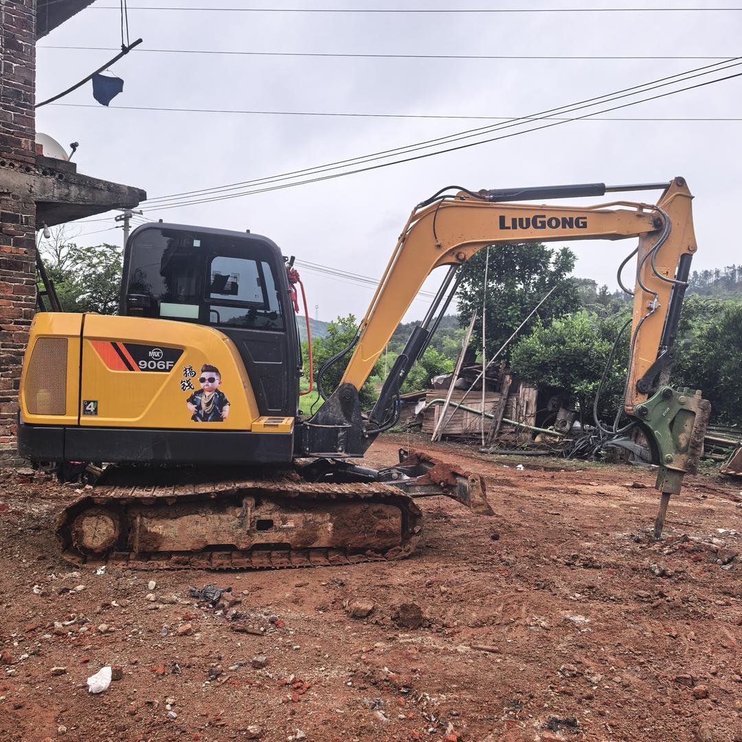 谭师傅开挖机只开新挖机