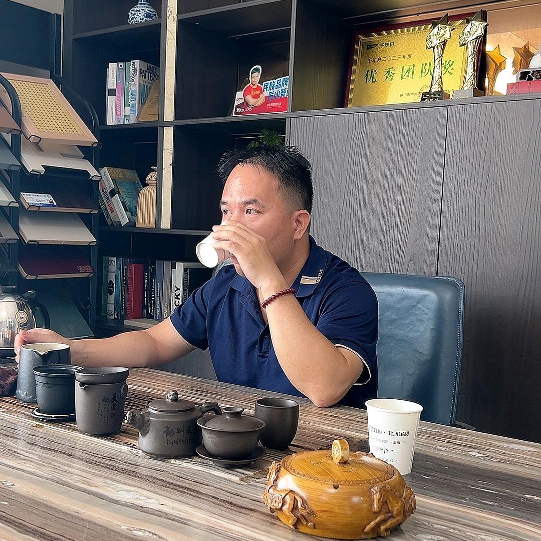 全屋定制衣柜工厂罗工
