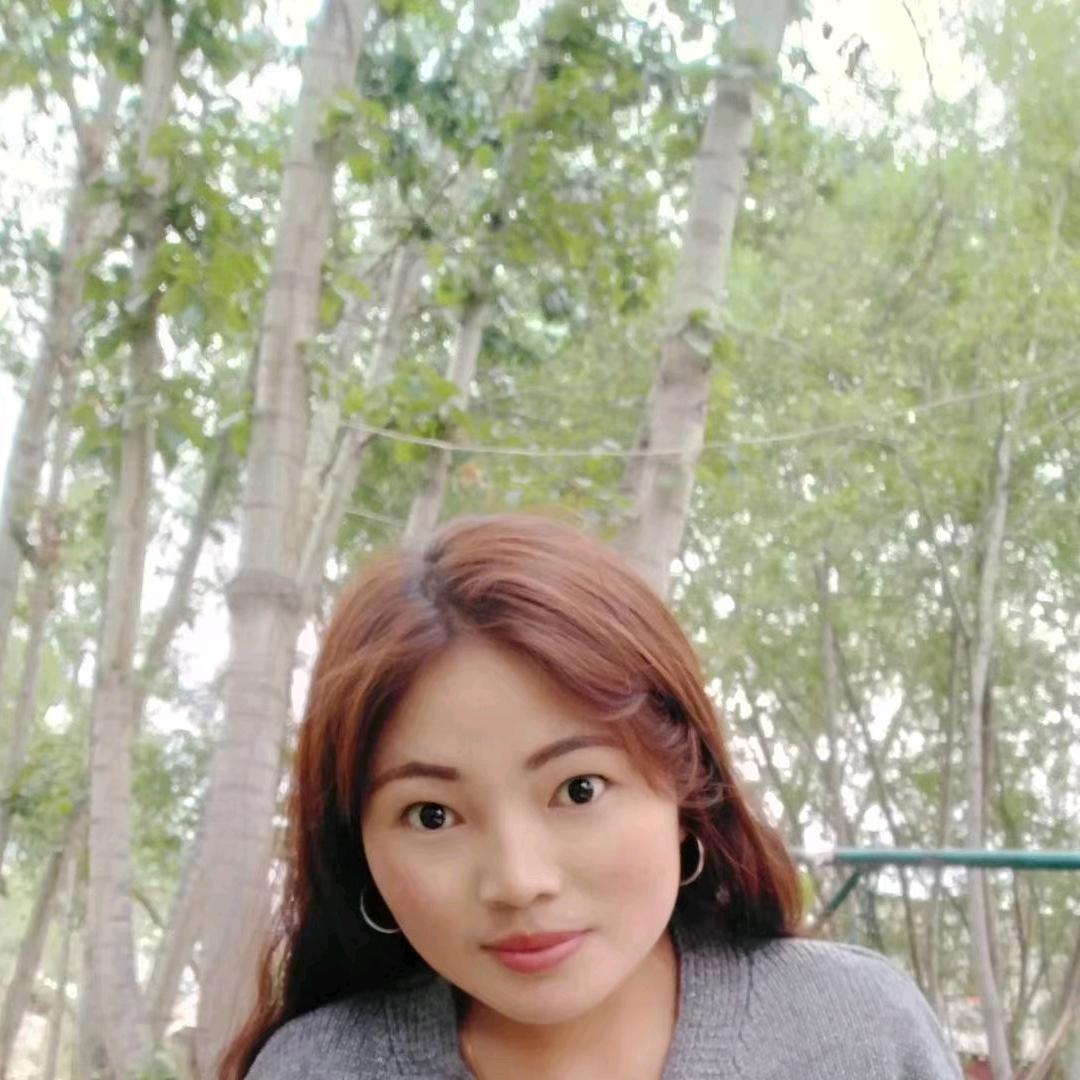 没伞的女孩必须努力奔跑。