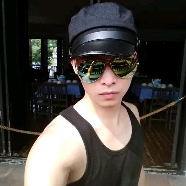 乱世年华谁举笔画伊人
