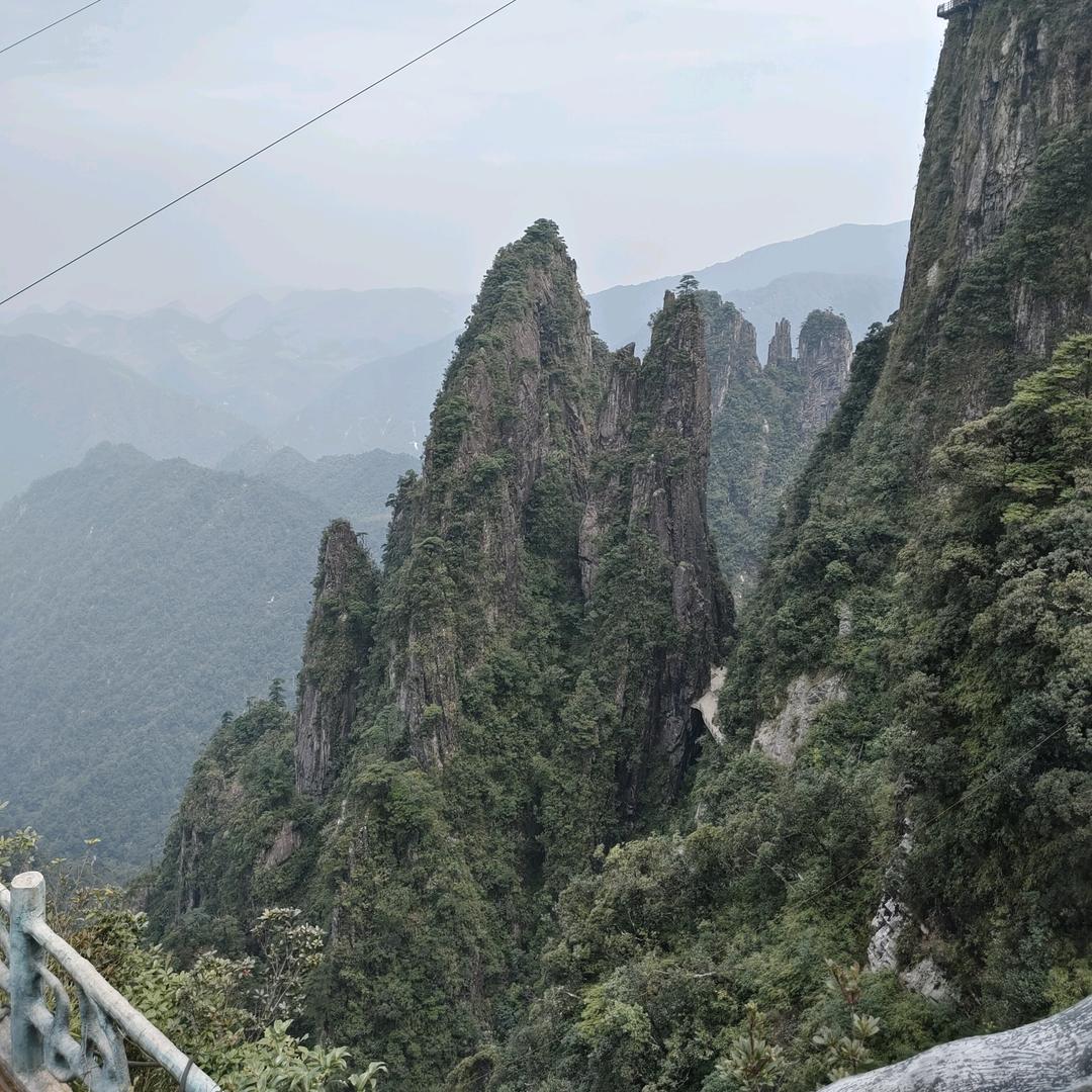 打螺丝的小伙子