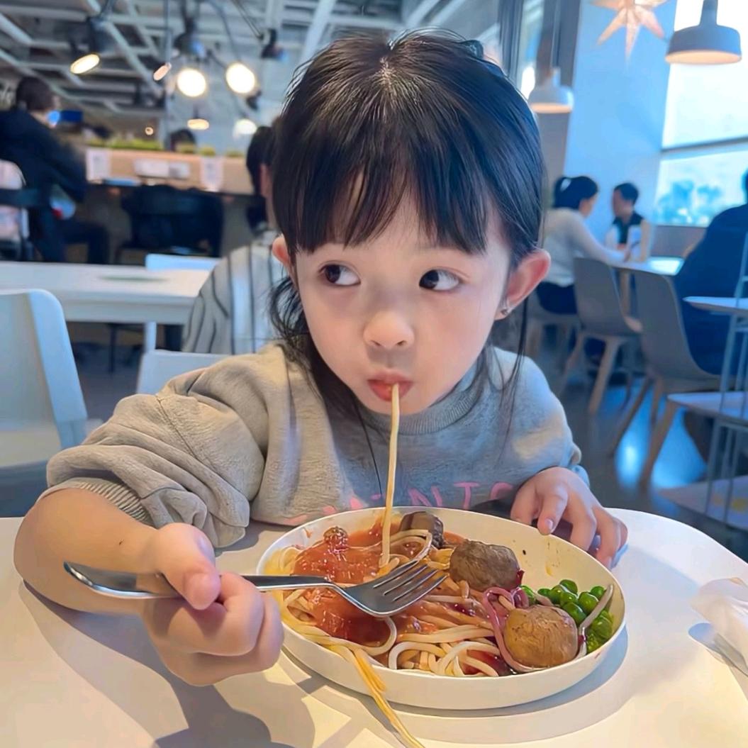 爱吃虾滑的小女孩