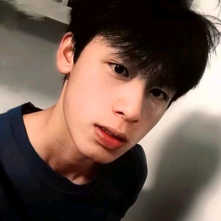 小黑踢