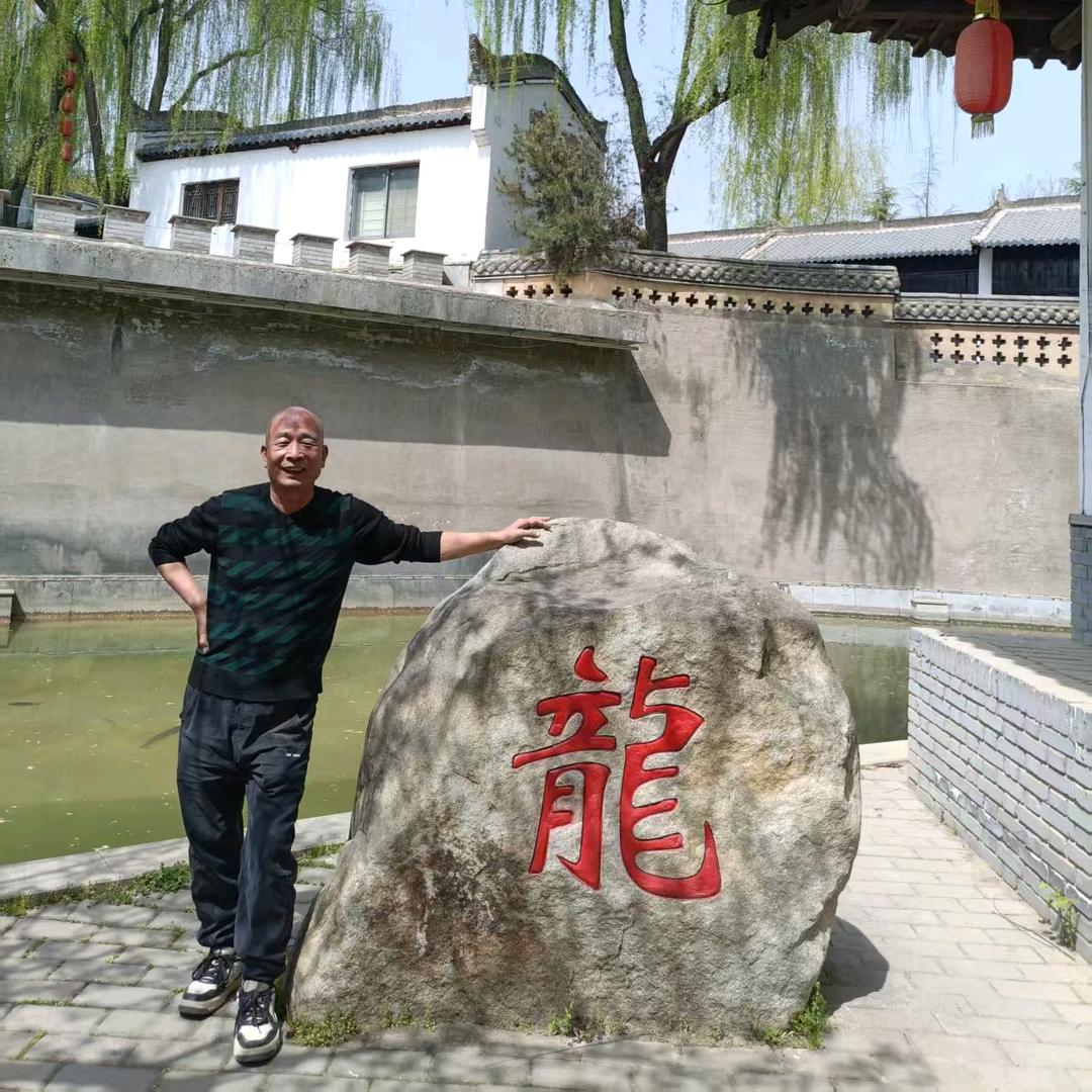 张建宏户外爬山