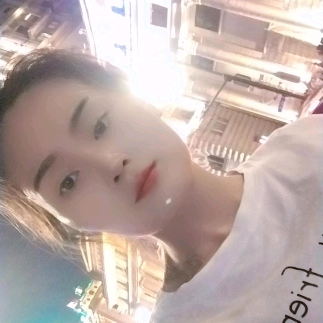 づ 羞涩。丿