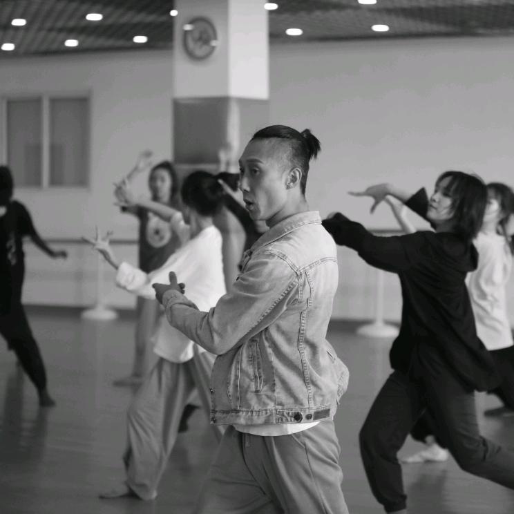 李拜舞