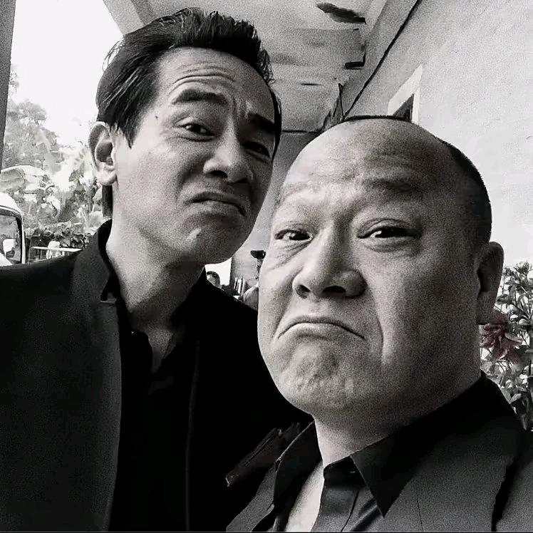 人傻嘴不甜长的不帅还没钱