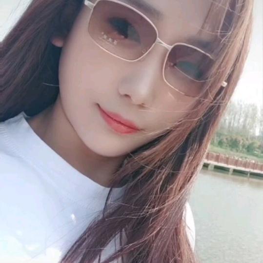 坐富驾驶的妞