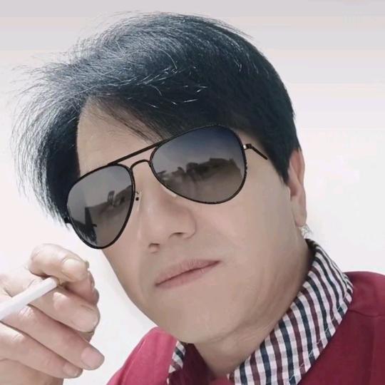 人生如戏，且莫太真