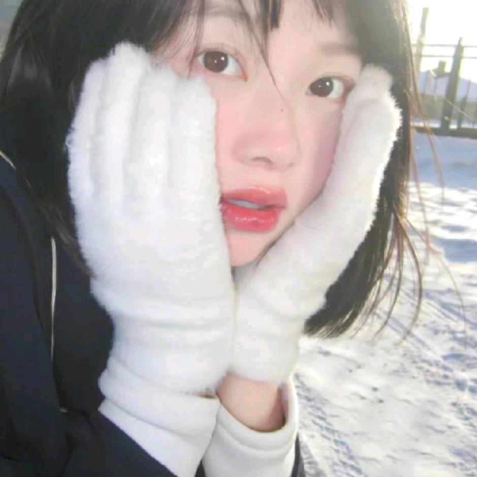且