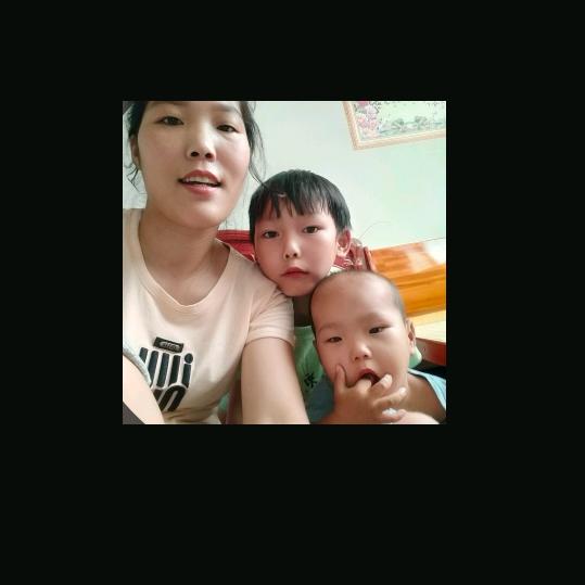 两个孩子的妈妈。