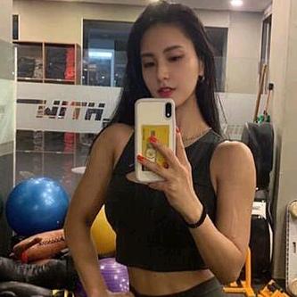 做健身器材的小姐姐