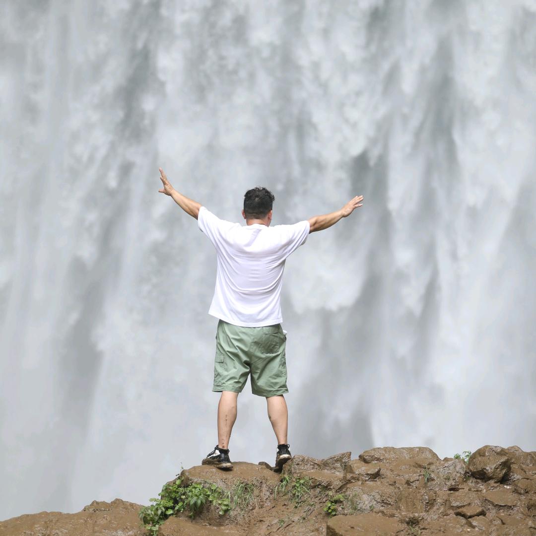 爱，爱我的人。留（刘）下来