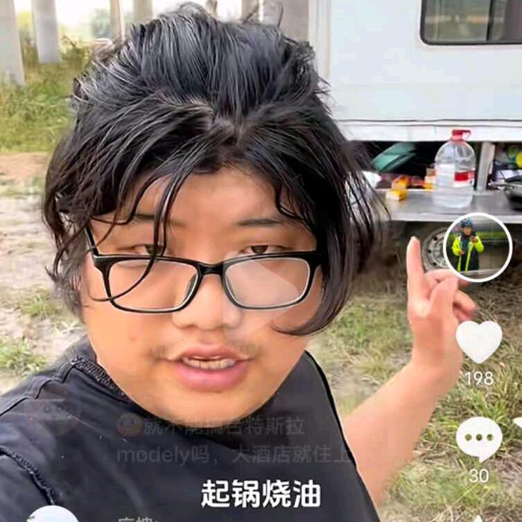 贺华勇（以三轮车为家）