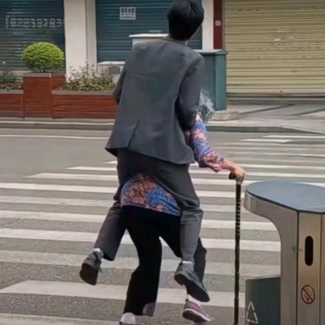 骑老奶奶过马路