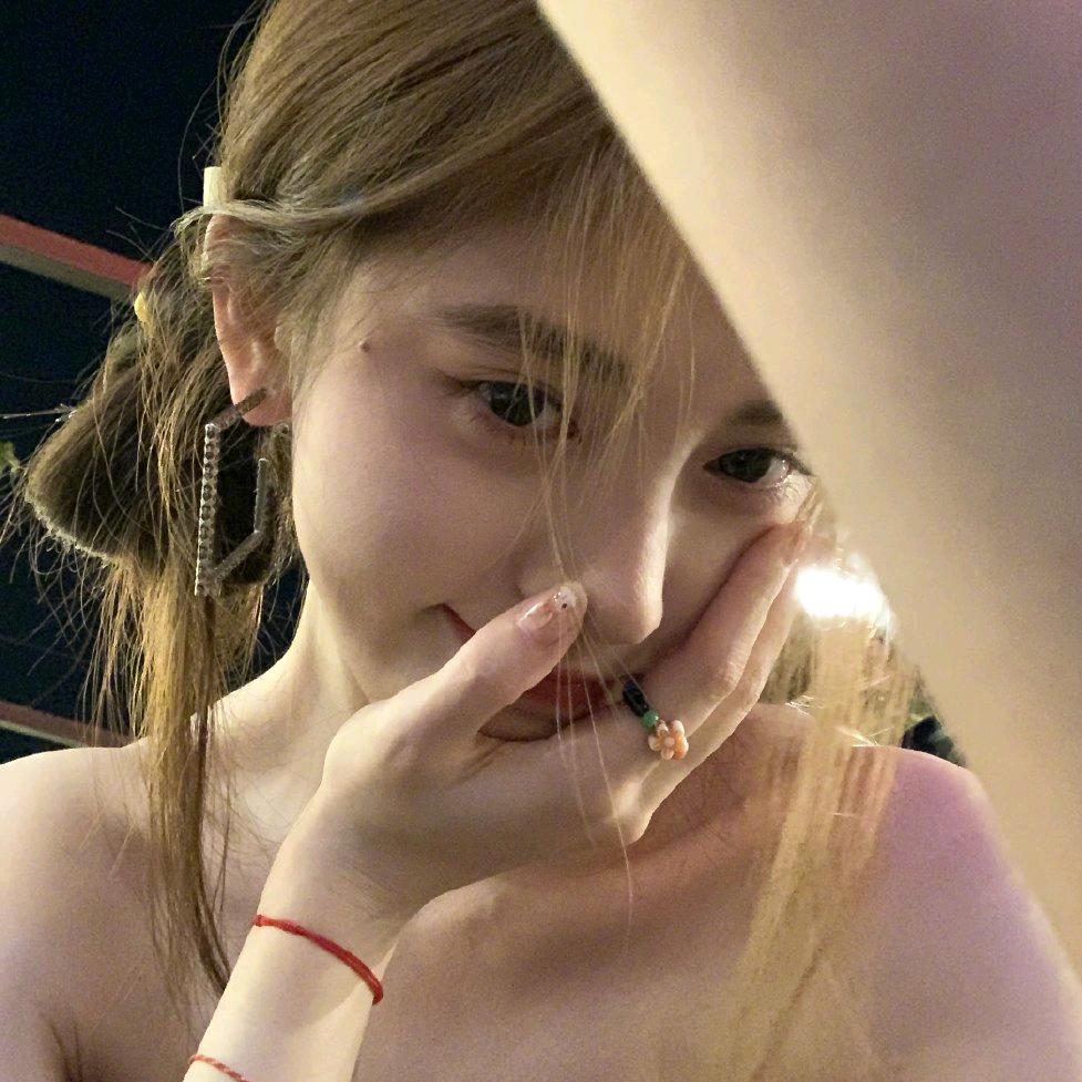 对方正在长头发