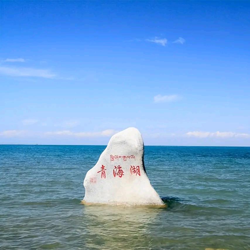 蓝绿湖水