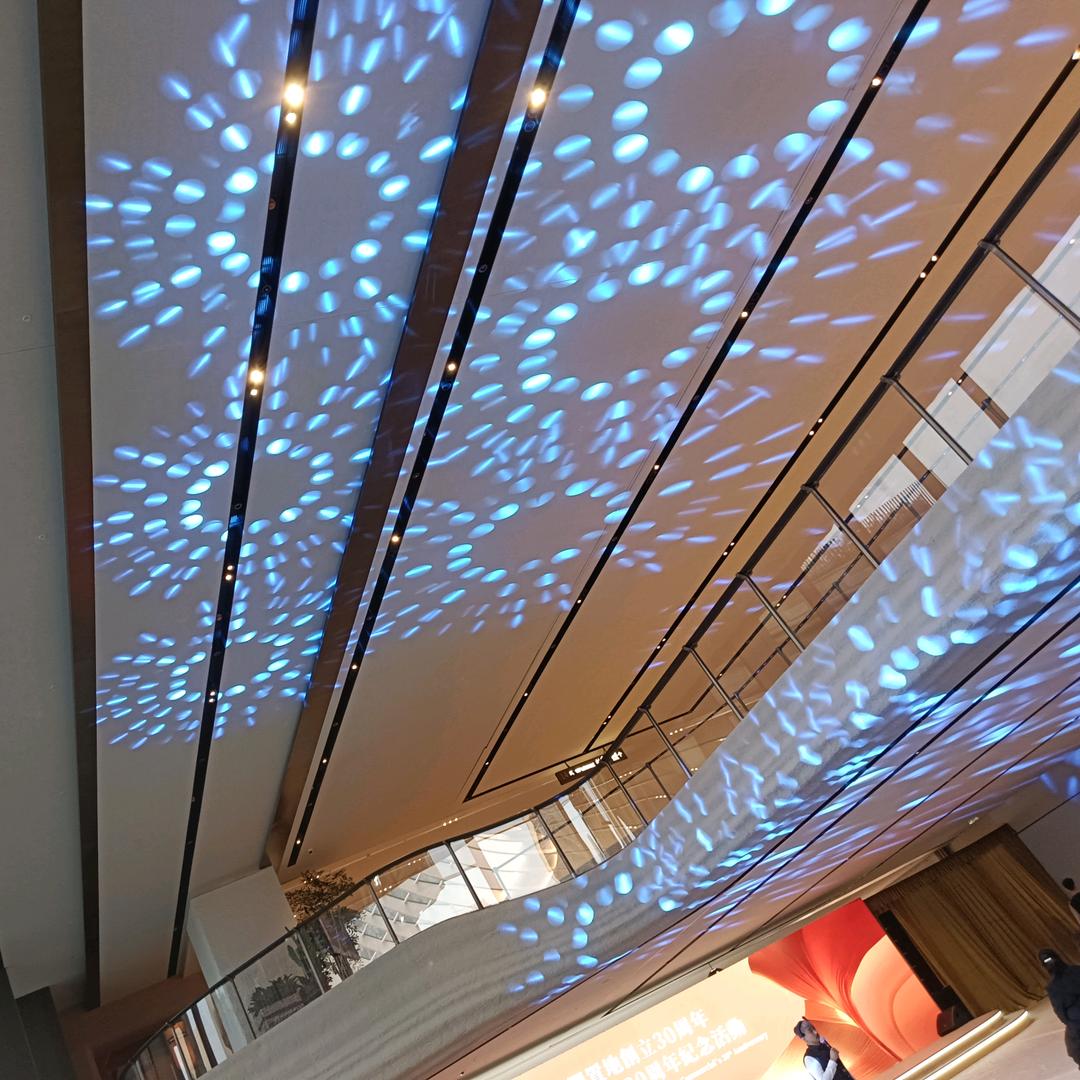 光彩照人的灵琨