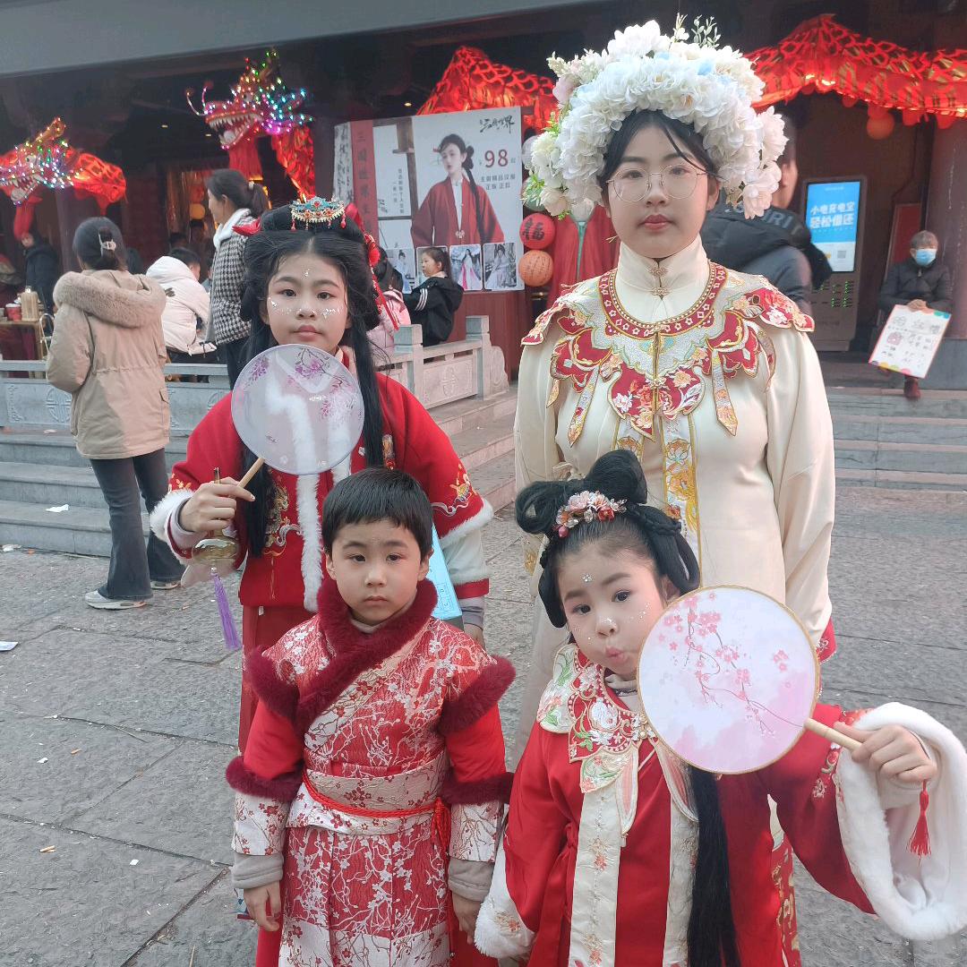 张磊饸饹，胡辣汤，小笼包。