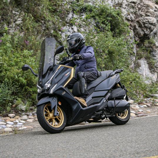 骑着摩托盘核桃