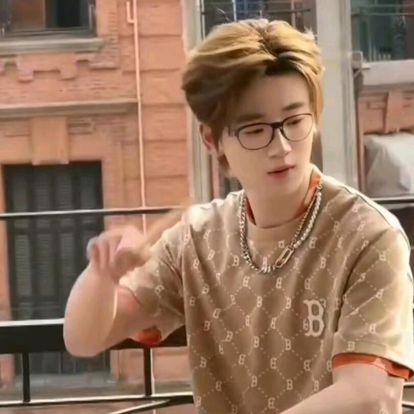 凌君