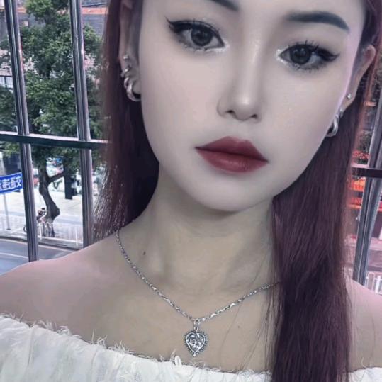 彝族姑娘🌺🌼🌸🌻🌹🌷?