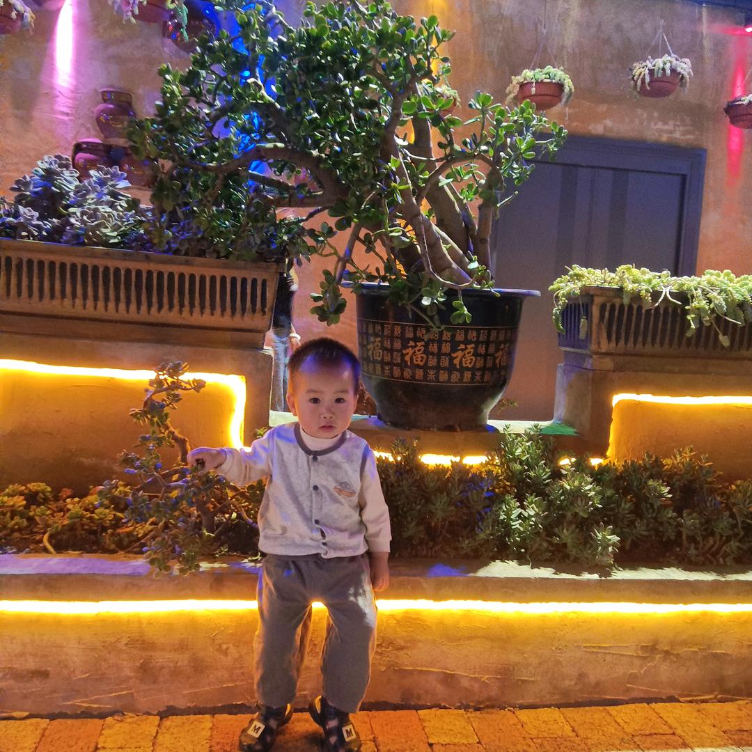 富宁，里达福临万家瓷砖店