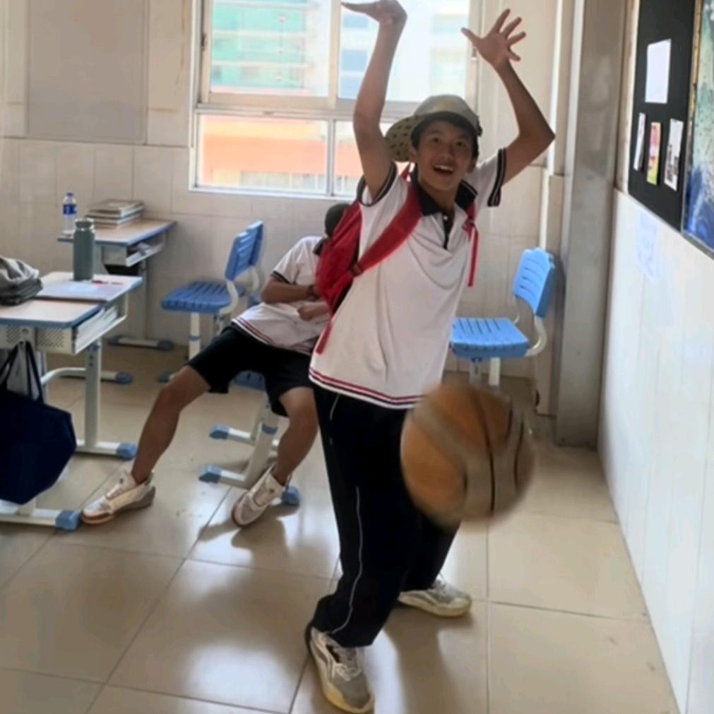 偷看瓦妮莎被科比肘击