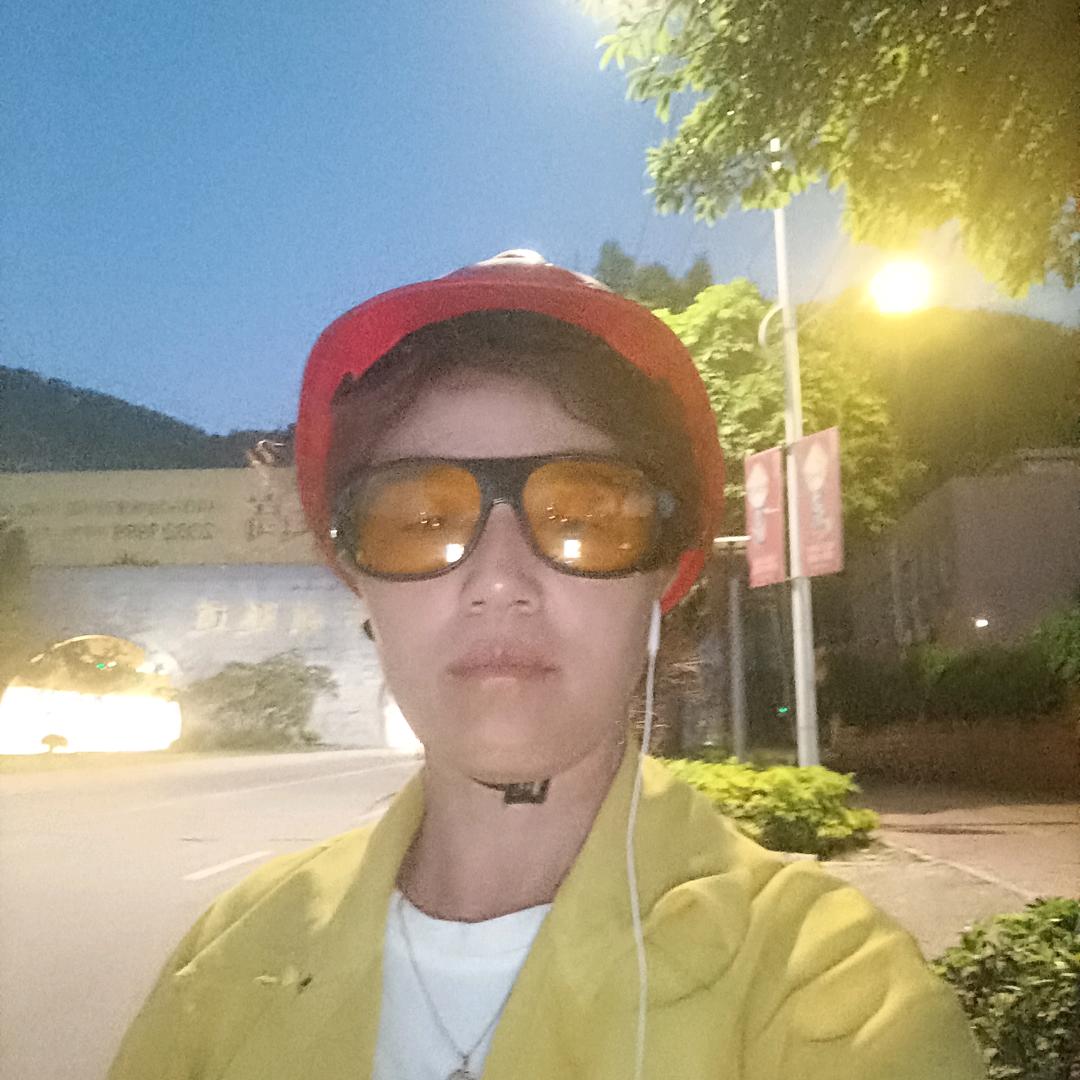 贵州钢筋妹在工地打工