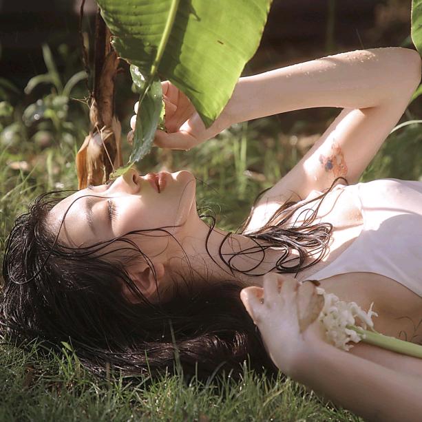 含泪照顾闺蜜和老公一起生的孩子