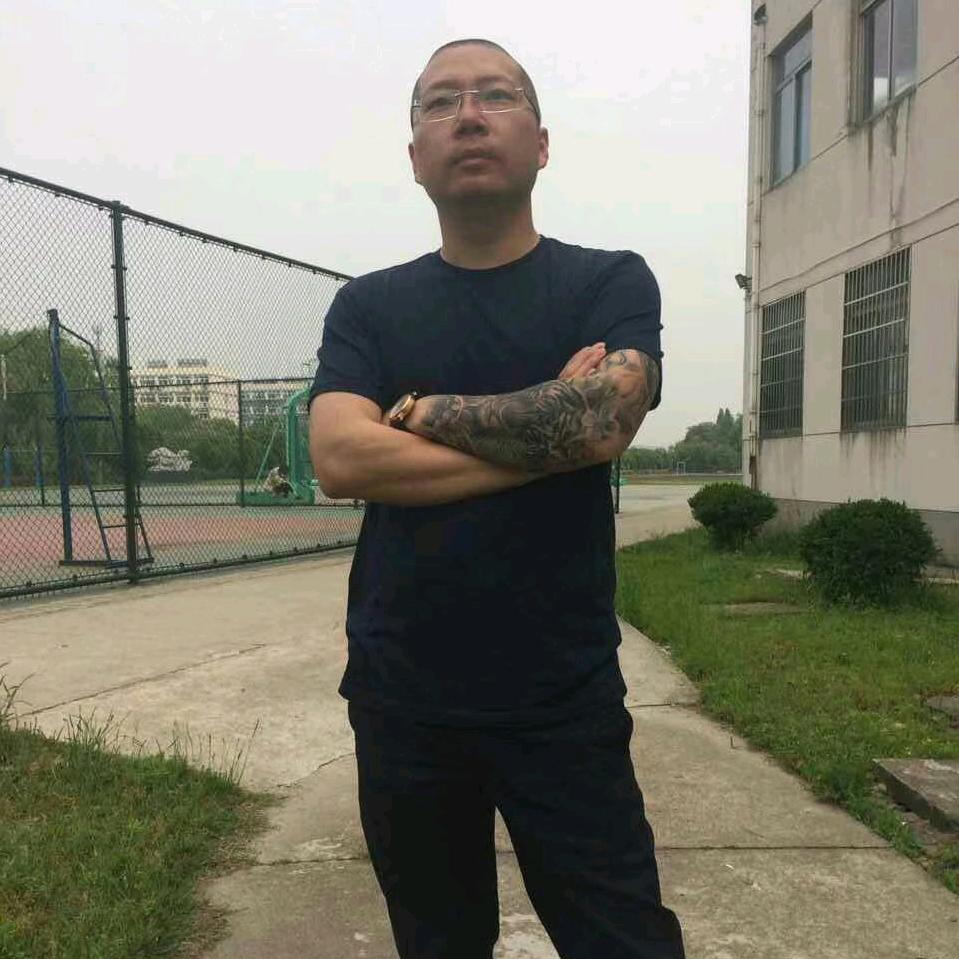 @周隆