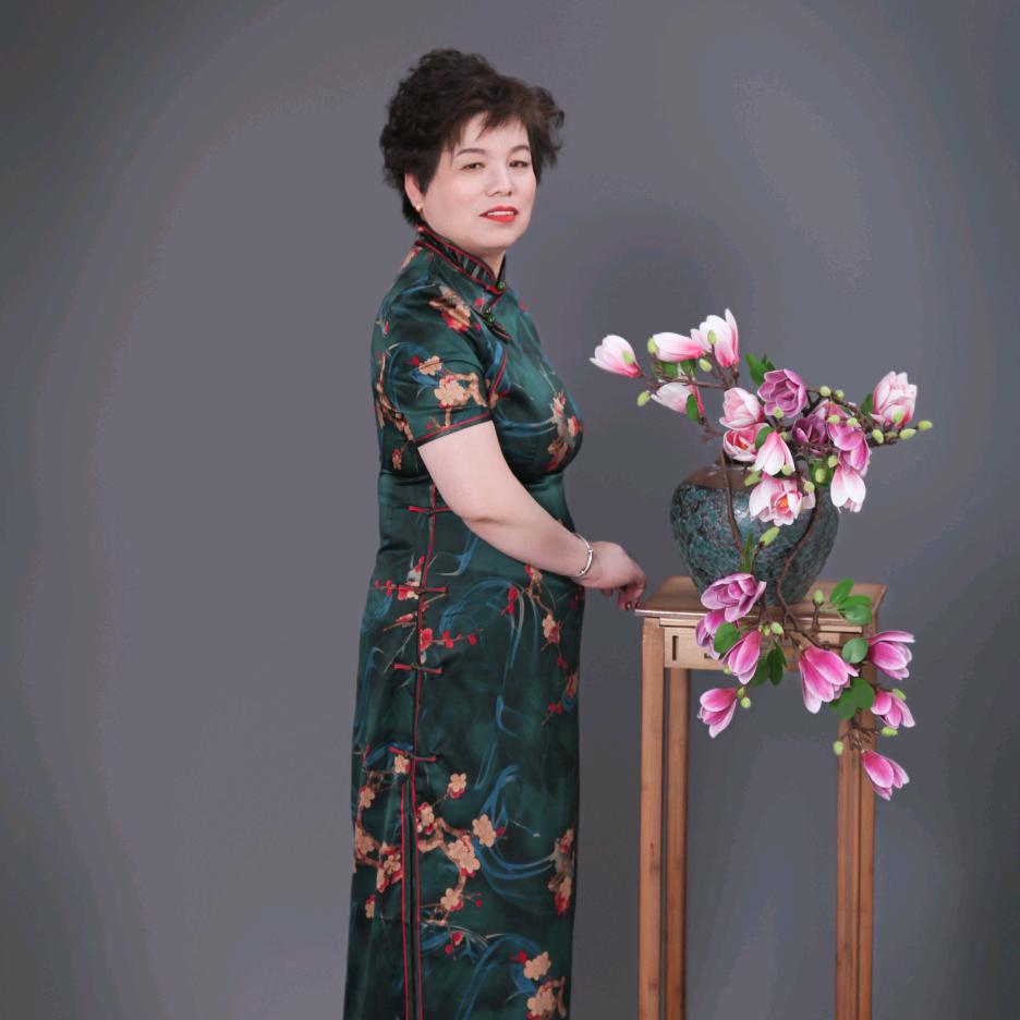 墙角一支梅