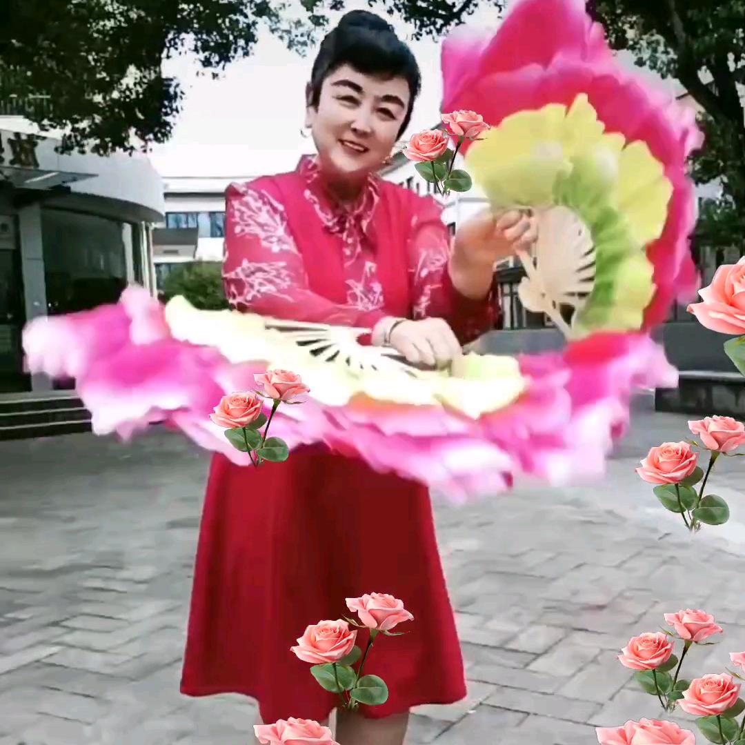 许洁，爱扇子舞。