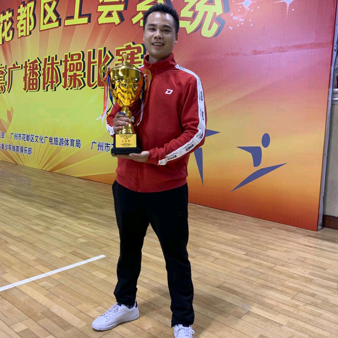 邓火辉煌《三个孩子单亲爸爸》