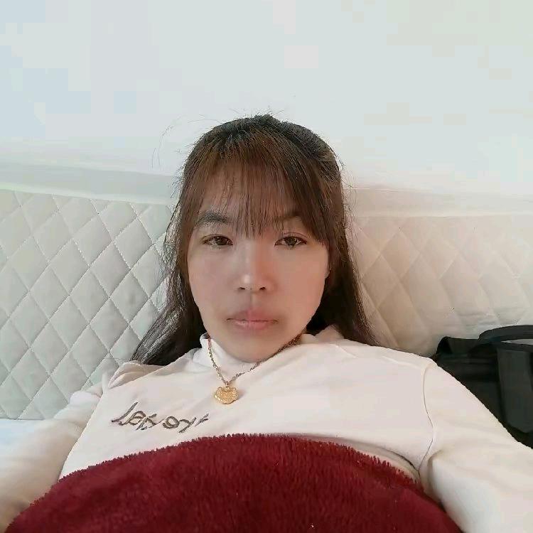 小朱。单亲妈妈。