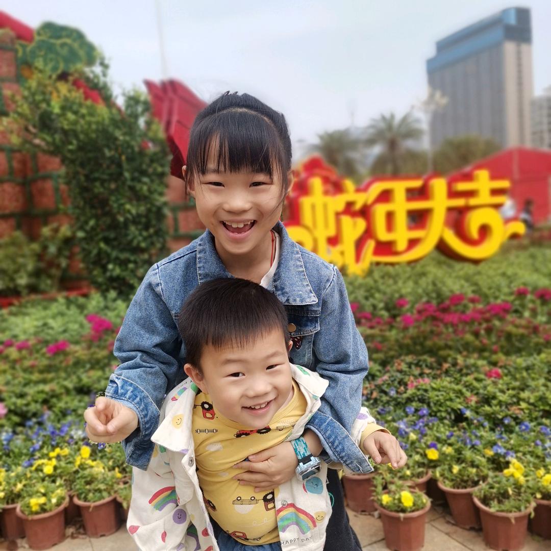 叮当两姐弟。