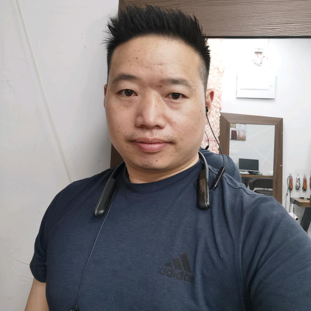 发型师春光不务正业卖包子