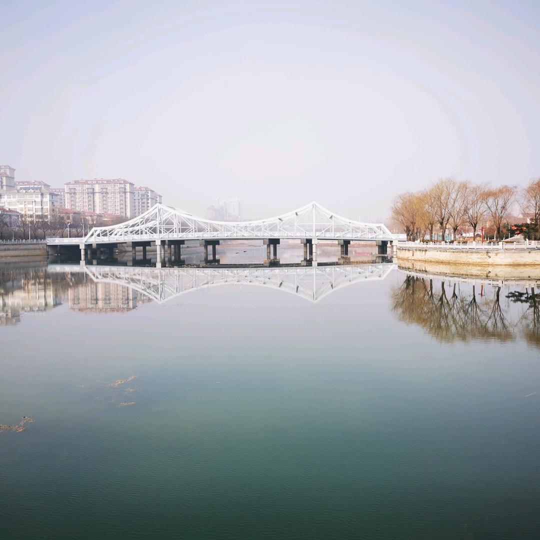 左阚右阚