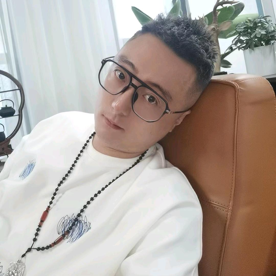 卫衣哥大梁