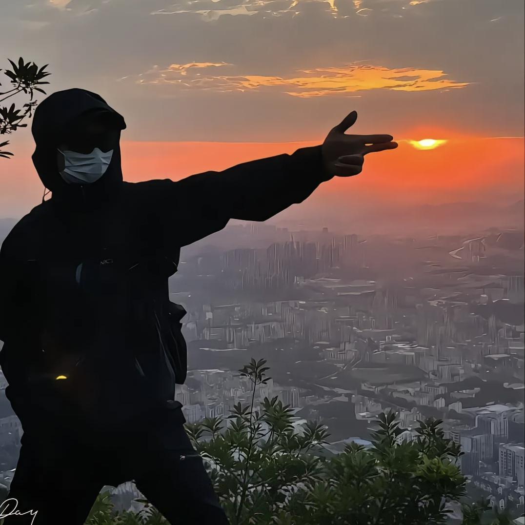 屋顶上的拾荒人