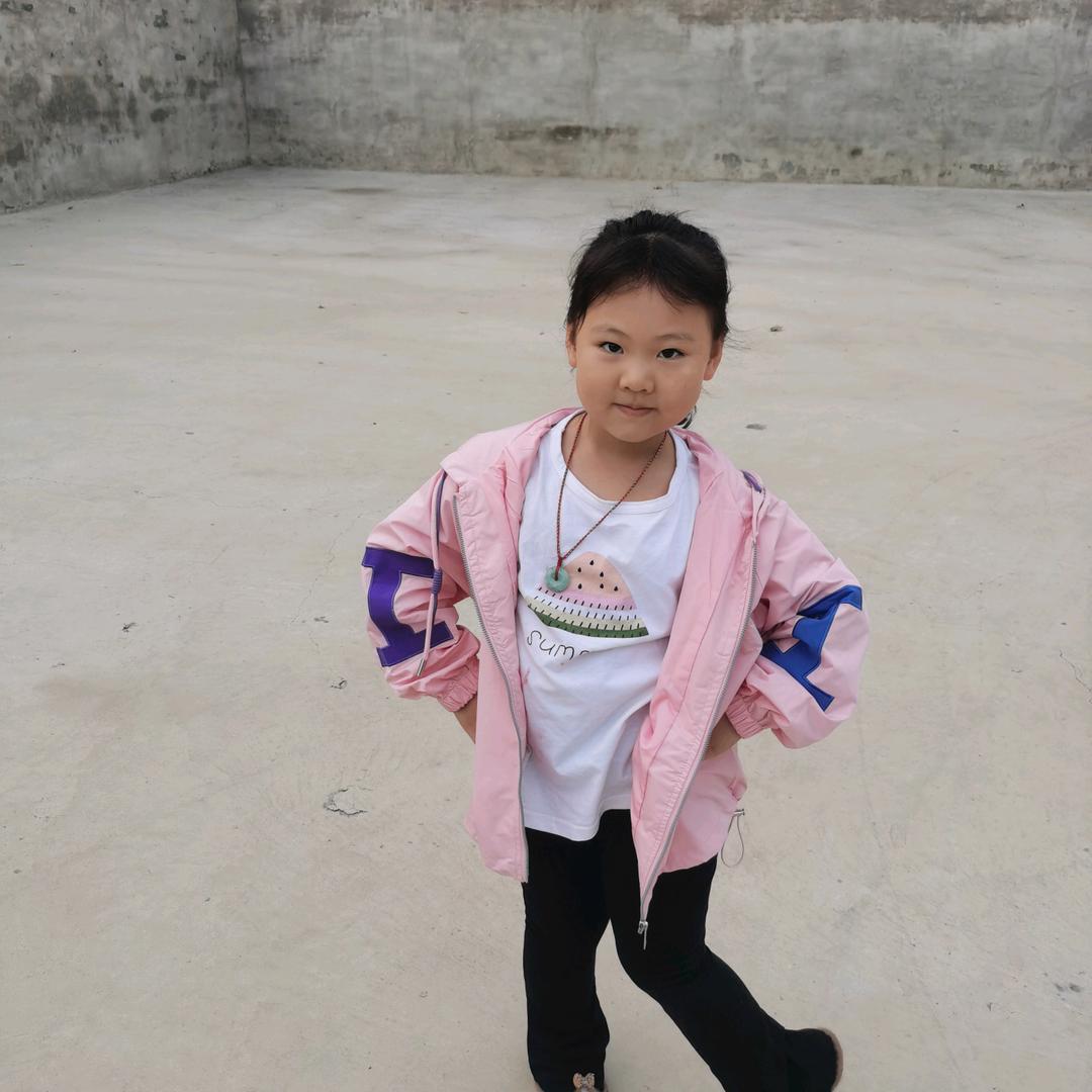 小女孩好可爱好像见gadtata