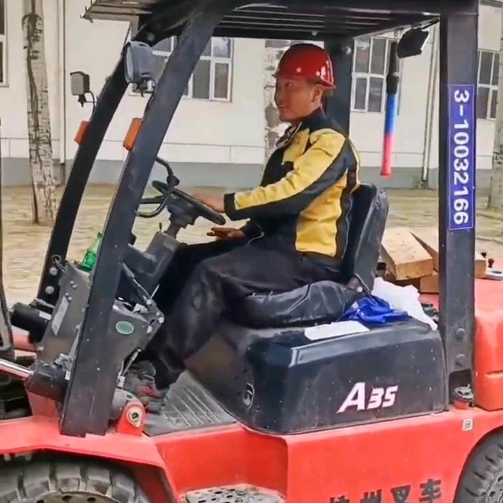 小哲起重搬运吊装团队