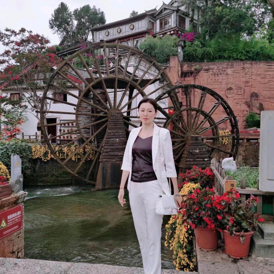 龙金蛇开运，诸事顺利。