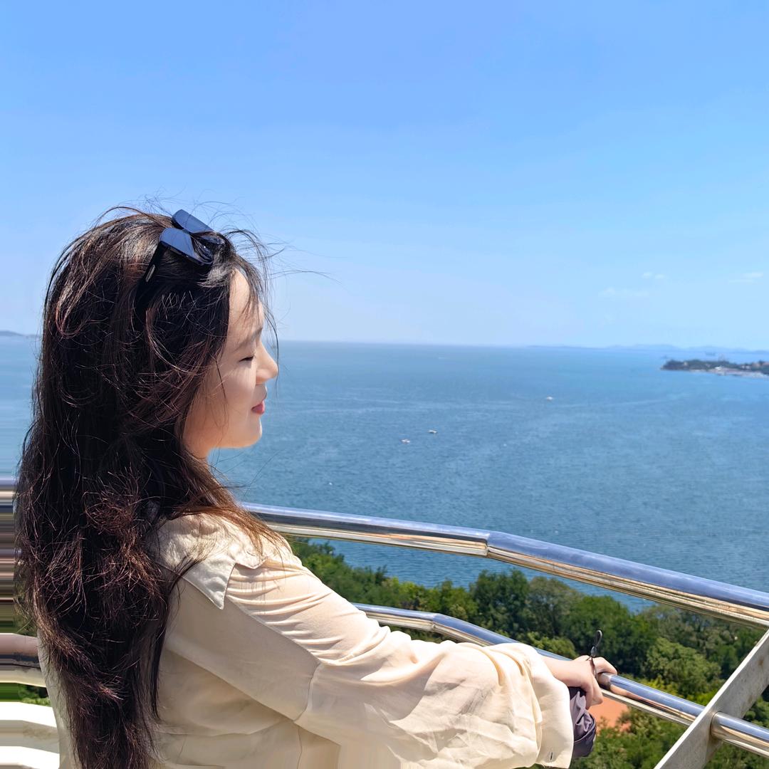 惬意的蓝色西梅