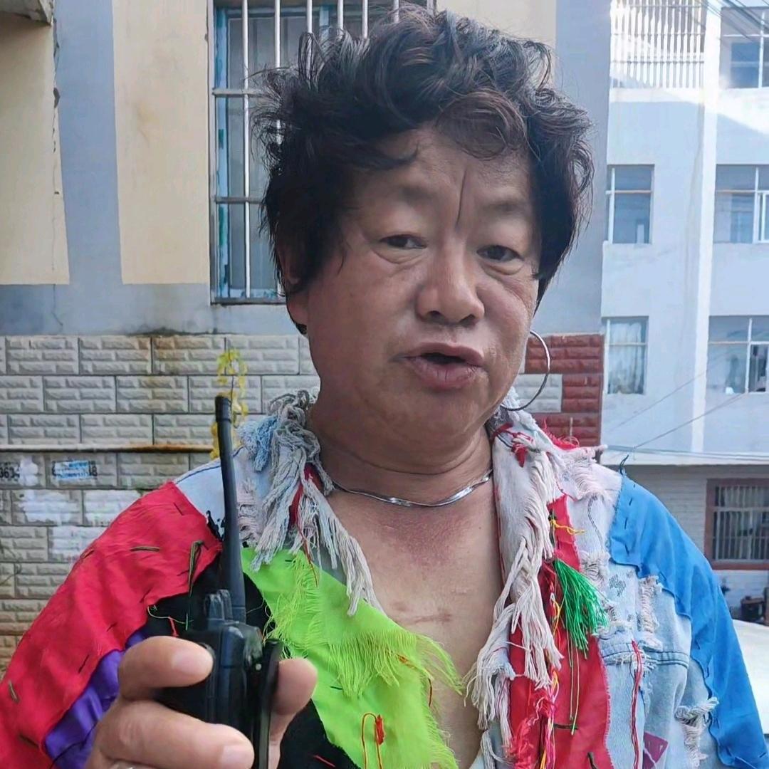 范老四古玩店《早7点30》