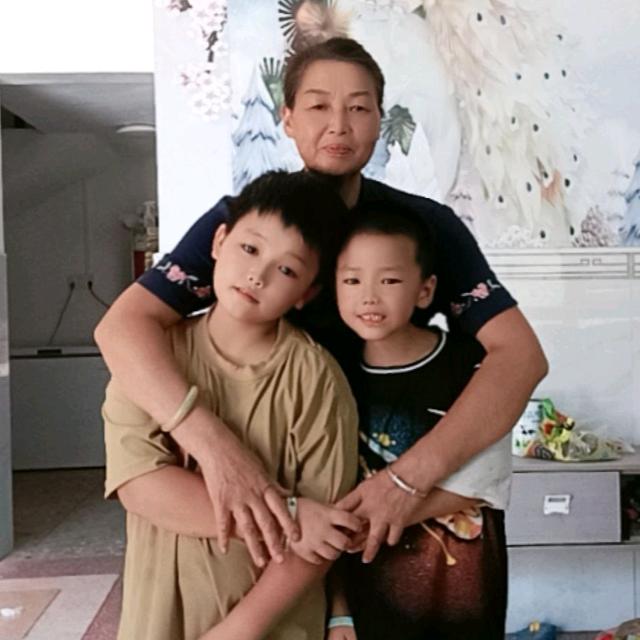 开心曹奶奶和孙子。